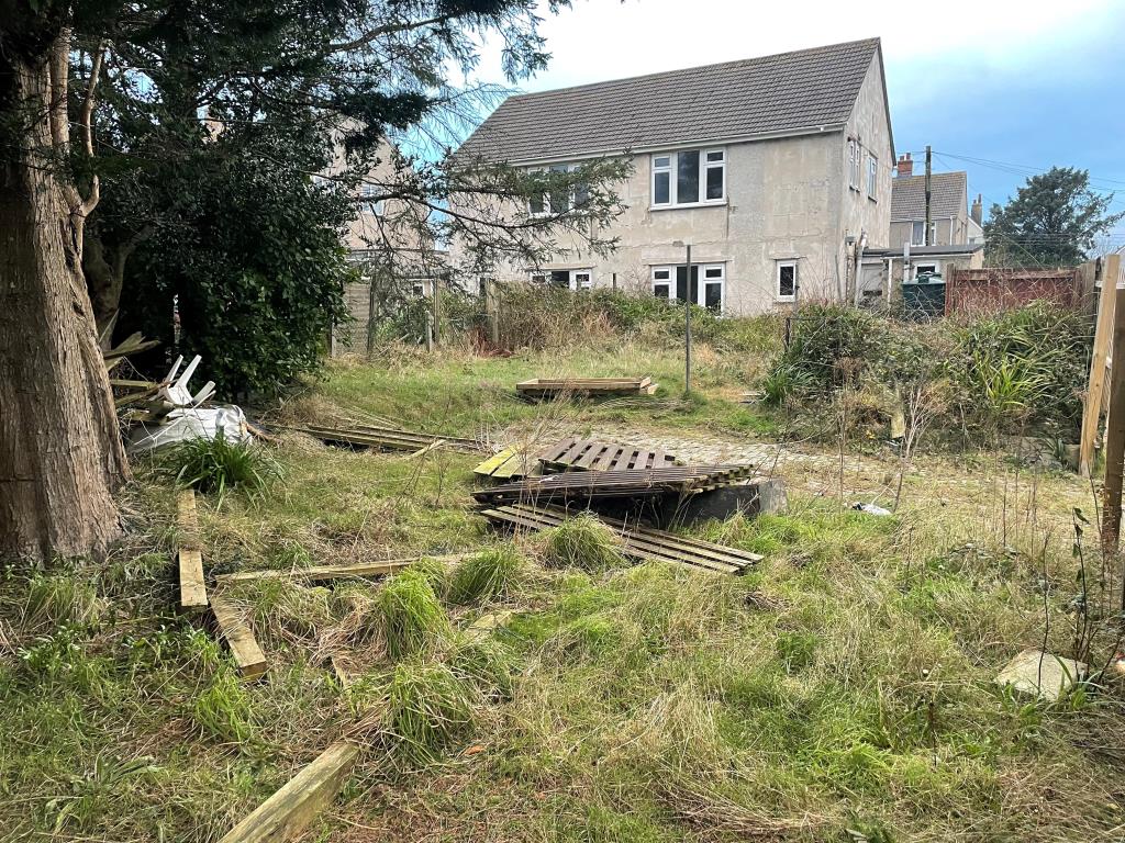 Lot: 75 - SEMI-DETACHED HOUSE - Rear garden with property in background
